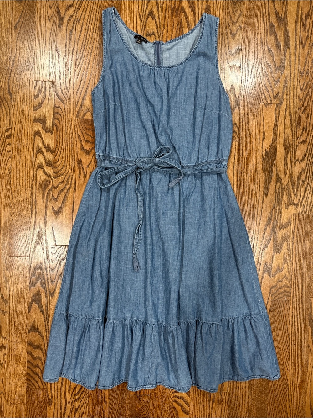Talbots women’s DENIM FLOUNCE HEM DRESS, size10. Excellent condition